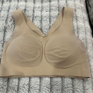 Evelyn & Bobbie defy bra